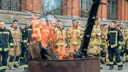 Beim Roten Rathaus brennt’s. Die Feuerwehrleute haben die Dauer ihrer Aktion um eine zweite Woche verlängert. 