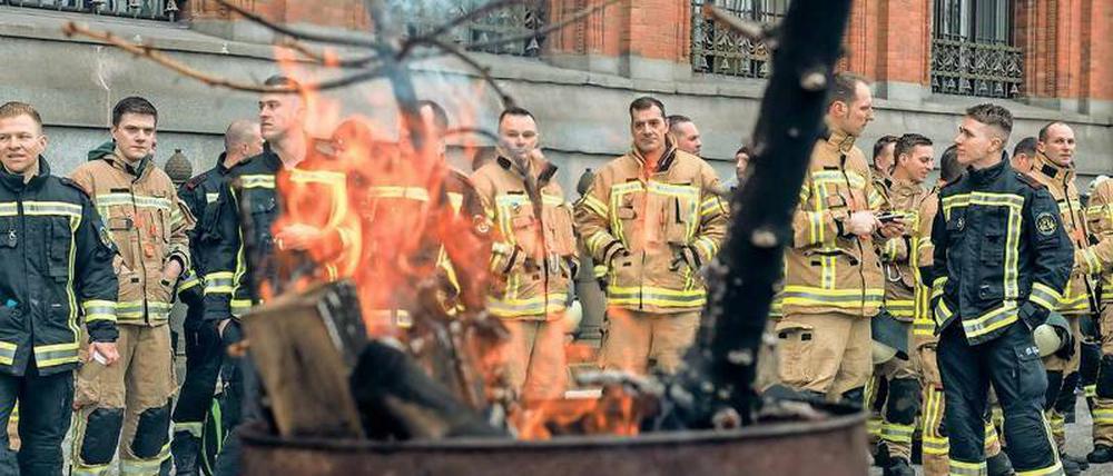Beim Roten Rathaus brennt’s. Die Feuerwehrleute haben die Dauer ihrer Aktion um eine zweite Woche verlängert.