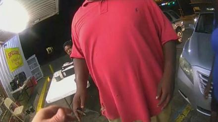 Ein Standfoto aus dem Video, das den Tod von Alton Sterling durch Polizeischüsse zeigt.