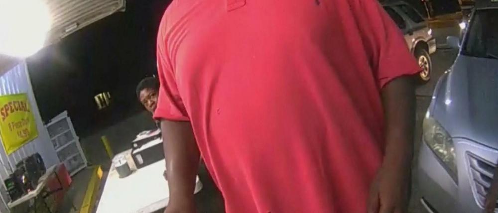 Ein Standfoto aus dem Video, das den Tod von Alton Sterling durch Polizeischüsse zeigt.