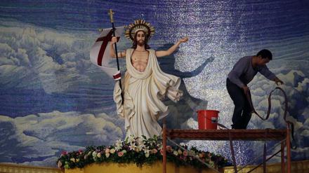 Vorbereitungen zur Ostermesse in der katholischen Kirche von Shantou in China.