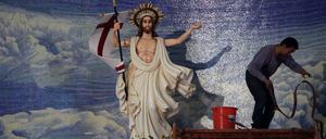 Vorbereitungen zur Ostermesse in der katholischen Kirche von Shantou in China.