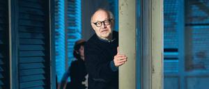 Spielmacher. Jürgen Flimm im Bühnenbild seiner Berliner „Le Nozze di Figaro“-Inszenierung. 