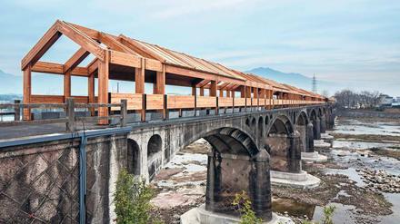 Gut behütet. Die Brücke von Shimen mit der neuen Holzkonstruktion.