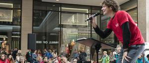 DSO-Chefdirigent Robin Ticciati beim Symphonic Mob in der Mall of Berlin 2017