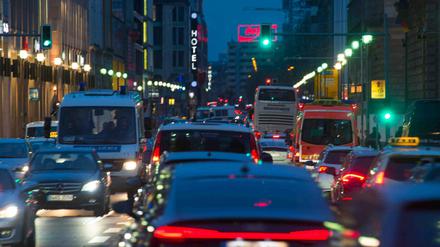 Autos fahren im dichten Feierabendverkehr auf der Leipziger Straße zwischen Potsdamer Platz und Markgrafenstraße.
