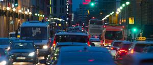 Autos fahren im dichten Feierabendverkehr auf der Leipziger Straße zwischen Potsdamer Platz und Markgrafenstraße.