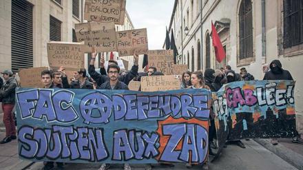 Aufgeheiztes Klima. Hochschulministerin Frédérique Vidal rief dazu auf „Gewalttätigkeit zu vermeiden“. Überall in Frankreich gingen Studierende auf die Straße, nachdem es an der Jurafakultät in Montpellier zu einem Zwischenfall gekommen war. Das Foto zeigt Demonstranten am vergangenen Freitag in Montpellier.