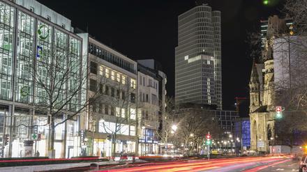 Nächtlicher Blick auf den Kurfürstendamm.