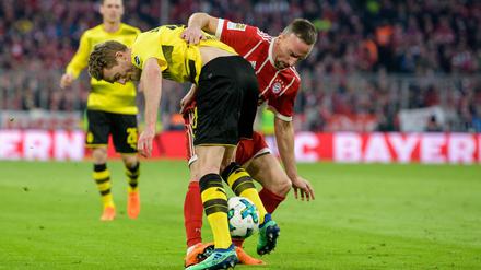 Ordentlich zugepackt. Frank Ribéry (r.) und die Bayern schütteln Schürrle und den BVB gehörig durch.