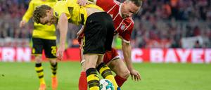 Ordentlich zugepackt. Frank Ribéry (r.) und die Bayern schütteln Schürrle und den BVB gehörig durch.