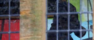 Ein britischer Ermittler mit Gasmaske in der Nähe das Tatorts 