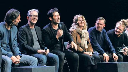 Moritz Rinke, BE-Intendant Oliver Reese, „DasDas“-Leiter Mert Firat, eine Übersetzerin, sowie der Schauspieler Nico Holonics (Simon) und die Schauspielerin Stefanie Reinsperger (Grusche) beim Publikumsgespräch im Theater „DasDas“ auf der asiatischen Seite Istanbuls.