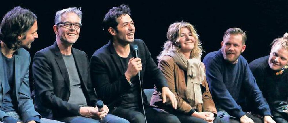 Moritz Rinke, BE-Intendant Oliver Reese, „DasDas“-Leiter Mert Firat, eine Übersetzerin, sowie der Schauspieler Nico Holonics (Simon) und die Schauspielerin Stefanie Reinsperger (Grusche) beim Publikumsgespräch im Theater „DasDas“ auf der asiatischen Seite Istanbuls.