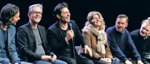 Moritz Rinke, BE-Intendant Oliver Reese, „DasDas“-Leiter Mert Firat, eine Übersetzerin, sowie der Schauspieler Nico Holonics (Simon) und die Schauspielerin Stefanie Reinsperger (Grusche) beim Publikumsgespräch im Theater „DasDas“ auf der asiatischen Seite Istanbuls.