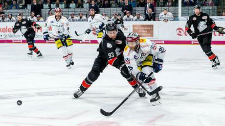 Schwerstarbeit mit Nachschlag. Micki DuPont (r.) behauptet sich in dieser Szene gegen Leo Pföderl, der zweimal für Nürnberg traf. Die Eisbären zeigte insgesamt eine gute Leistung, am Ende hatten die Ice Tigers das Glück auf ihrer Seite.