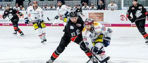 Schwerstarbeit mit Nachschlag. Micki DuPont (r.) behauptet sich in dieser Szene gegen Leo Pföderl, der zweimal für Nürnberg traf. Die Eisbären zeigte insgesamt eine gute Leistung, am Ende hatten die Ice Tigers das Glück auf ihrer Seite.