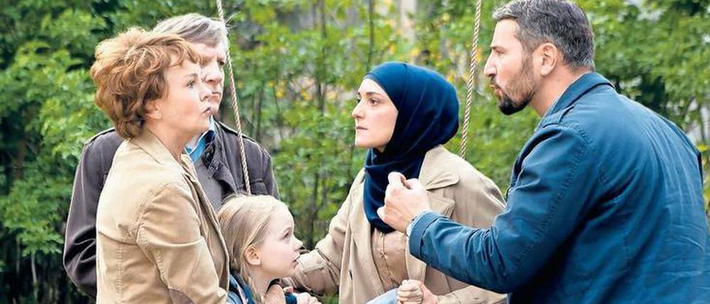Pia gehört zu uns! Die Großeltern wollen verhindern, dass ihre Enkelin von den türkischen Nachbarn großgezogen wird (v.l.n.r.: Katrin Sass mit Malina Harbort, Lutz Blochberger, Neshe Demir, Murathan Muslu). 