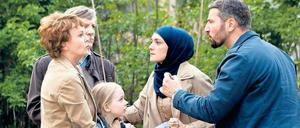 Pia gehört zu uns! Die Großeltern wollen verhindern, dass ihre Enkelin von den türkischen Nachbarn großgezogen wird (v.l.n.r.: Katrin Sass mit Malina Harbort, Lutz Blochberger, Neshe Demir, Murathan Muslu). 
