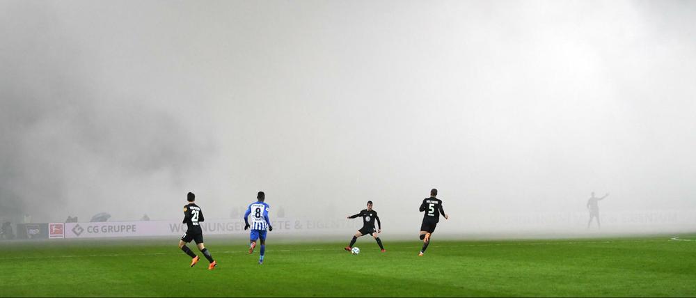 Viel Rauch um nichts. Wolfsburger Fans zünden Pyrotechnik im Fanblock.