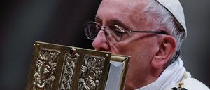 Papst Franziskus am Samstag bei der Feier der Osternacht im Petersdom.