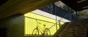 Schattenspiel. Am U-Bahnhof Alt-Mariendorf, dem südlichen Ende der U6.