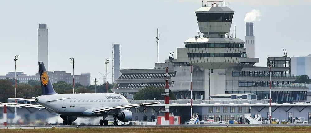 Eine Lufthansa-Maschine auf dem Berliner Flughafen Tegel