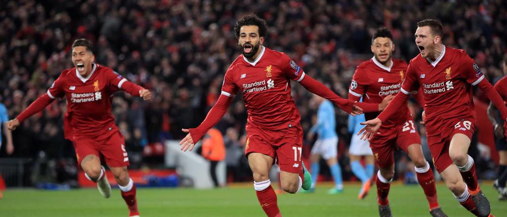 Alles auf Rot: Mohamed Salah (m.) bringt Liverpool früh in Führung.