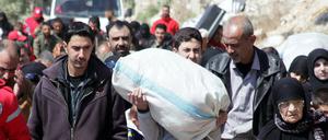 Dieses Bild zeigt Menschen, die am Samstag aus der Region füchteten.