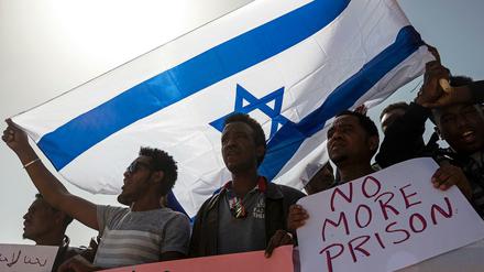 Flüchtlinge protestieren gegen die israelische Flüchtlingspolitik. Israel hat sich nach eigenen Angaben mit dem UN-Flüchtlingshilfswerk auf eine Umsiedlung von mindestens 16 250 afrikanischen Flüchtlingen geeinigt. 