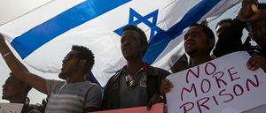 Flüchtlinge protestieren gegen die israelische Flüchtlingspolitik. Israel hat sich nach eigenen Angaben mit dem UN-Flüchtlingshilfswerk auf eine Umsiedlung von mindestens 16 250 afrikanischen Flüchtlingen geeinigt. 