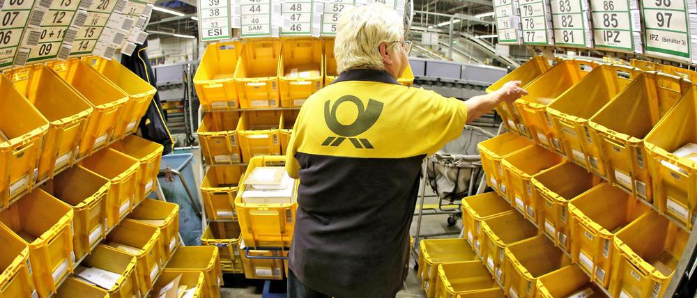 Viele gelbe Kisten: Die interne Verteilung von Briefen bei der Deutschen Post.