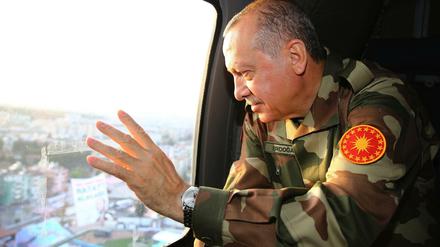 Der türkische Präsident Recep Tayyip Erdogan, Präsident der Türkei, winkt bei bei einem Besuch der türkischen Truppen in Ogulpinar an der Grenze zu Syrien aus einem Hubschrauber.