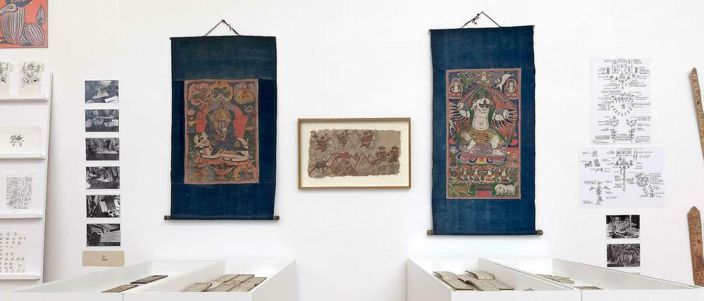 Rollbilder, Malerei und Manuskripte der Naxi. Installationsansicht in der Galerie Buchholz.