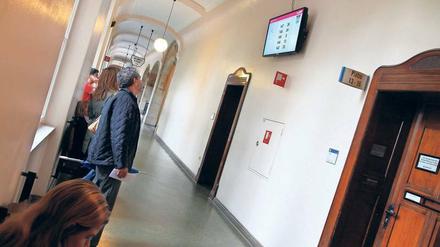 Warten in Echtzeit. Wohnungsanmeldungen müssen bis auf Weiteres vor Ort in den Bürgerämtern erledigt werden. 