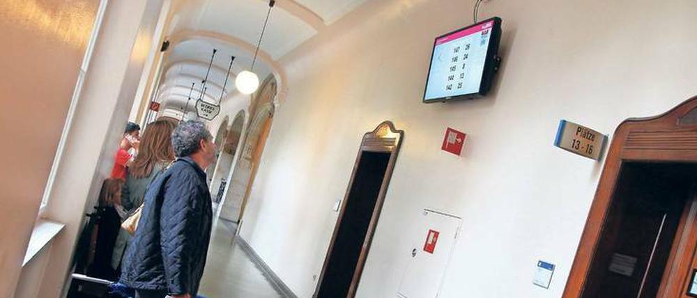 Warten in Echtzeit. Wohnungsanmeldungen müssen bis auf Weiteres vor Ort in den Bürgerämtern erledigt werden.