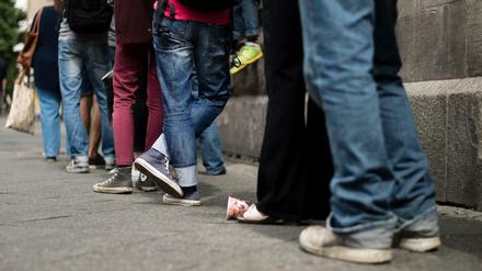 Schlange vorm Bürgeramt in der Neuköllner Sonnenallee: Bürokratie geht alle an und betrifft fast jeden.