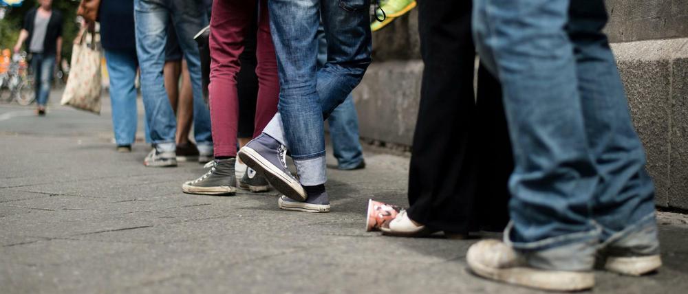 Schlange vorm Bürgeramt in der Neuköllner Sonnenallee: Bürokratie geht alle an und betrifft fast jeden.