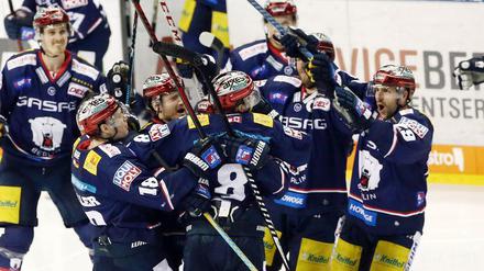 Mittendrin und voll dabei. Die Eisbären feiern ihren Siegtorschützen Nick Petersen (Nummer 8). Zwei Erfolge fehlen den Berlinern jetzt noch zum Finaleinzug.