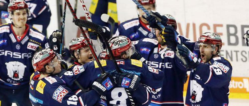 Mittendrin und voll dabei. Die Eisbären feiern ihren Siegtorschützen Nick Petersen (Nummer 8). Zwei Erfolge fehlen den Berlinern jetzt noch zum Finaleinzug.