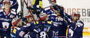 Mittendrin und voll dabei. Die Eisbären feiern ihren Siegtorschützen Nick Petersen (Nummer 8). Zwei Erfolge fehlen den Berlinern jetzt noch zum Finaleinzug.