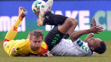 Bauchlandung. Unions Simon Hedlund (links) und der Fürther Julian Green.