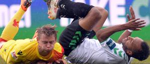 Bauchlandung. Unions Simon Hedlund (links) und der Fürther Julian Green.