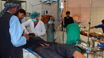 Nach einem Luftangriff im Kundus werden am Montag verletzte Afghanen in einem Krankenhaus behandelt.