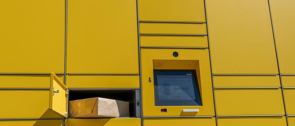 paketversand,dhl,packstation,paket *** parcel,dhl,parcels gfk-nfg EDITORIAL USE ONLY