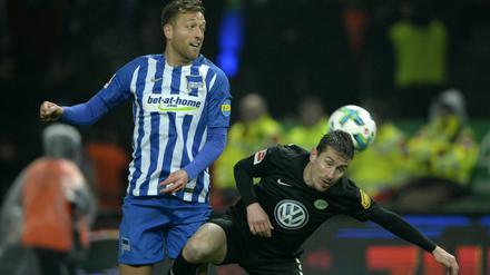 Wieder dabei. Julian Schieber (links), hier im Kopfballduell mit Paul Verhaegh aus Wolfsburg.