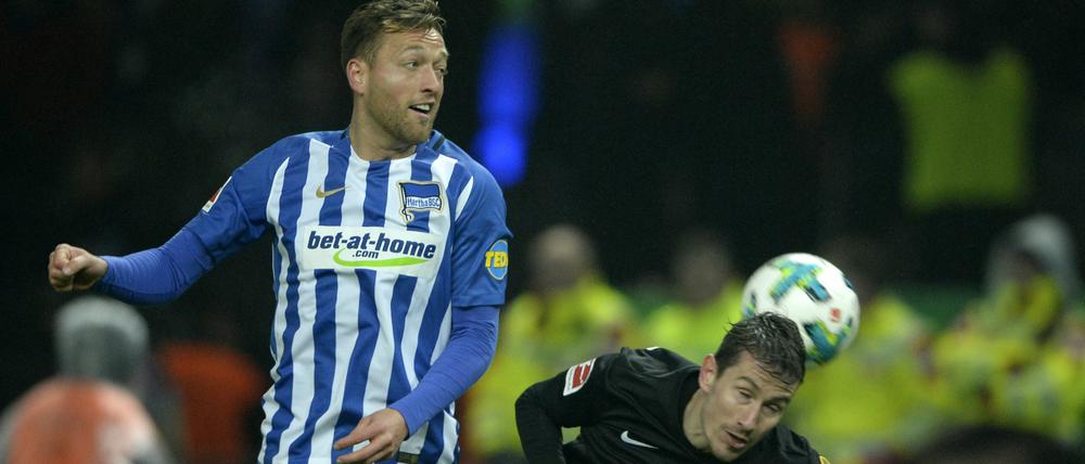 Wieder dabei. Julian Schieber (links), hier im Kopfballduell mit Paul Verhaegh aus Wolfsburg.