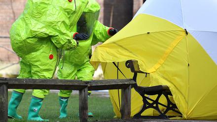 Einsatzkräfte spannen ein Zelt über die Bank, auf der der russische Ex-Spion Sergej Skripal mit seiner Tochter bewusstlos aufgefunden wurde. 