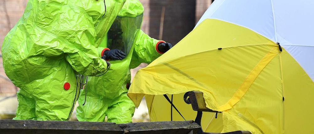 Einsatzkräfte spannen ein Zelt über die Bank, auf der der russische Ex-Spion Sergej Skripal mit seiner Tochter bewusstlos aufgefunden wurde. 