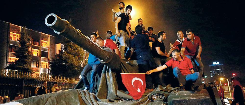 Türken feiern das Ende des Putschversuchs im Juli 2016 in Ankara auf einem Panzer.